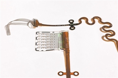 新開(kāi)發(fā)的ABI旨在輕柔地貼合腦組織，提高信號(hào)精度和患者舒適度。圖片來(lái)源：瑞士洛桑聯(lián)邦理工學(xué)院