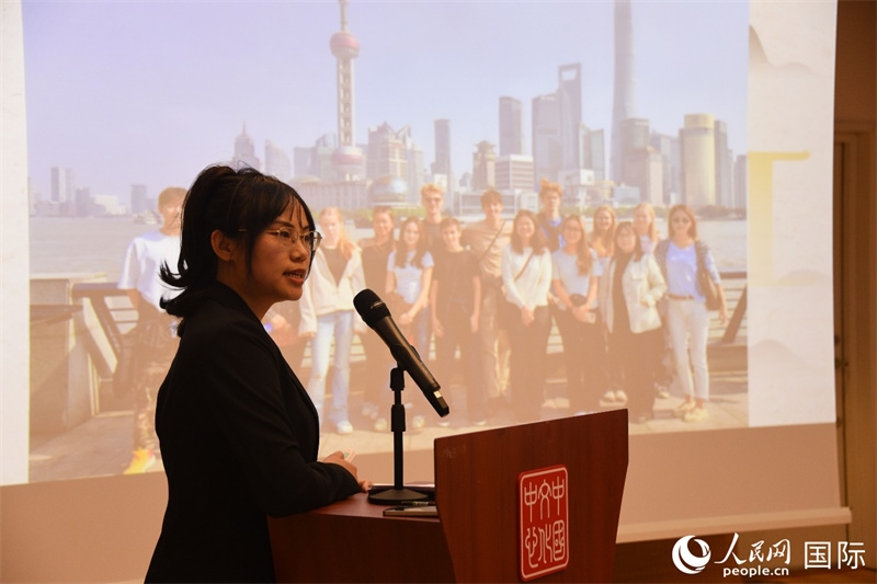 斯德哥爾摩考試中心經(jīng)理陳曦介紹“漢語水平考試”情況。人民網(wǎng)記者 殷淼攝