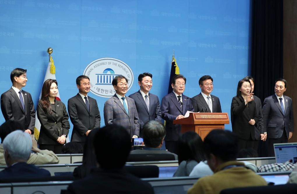 4月11日，李在明在韓國首爾舉行的新聞發(fā)布會上介紹他的總統(tǒng)競選團隊。新華社記者姚琪琳攝