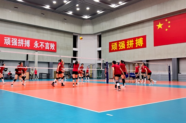 4月28日，中國(guó)女排在主教練趙勇的帶領(lǐng)下進(jìn)行訓(xùn)練。人民網(wǎng)記者 胡雪蓉?cái)z