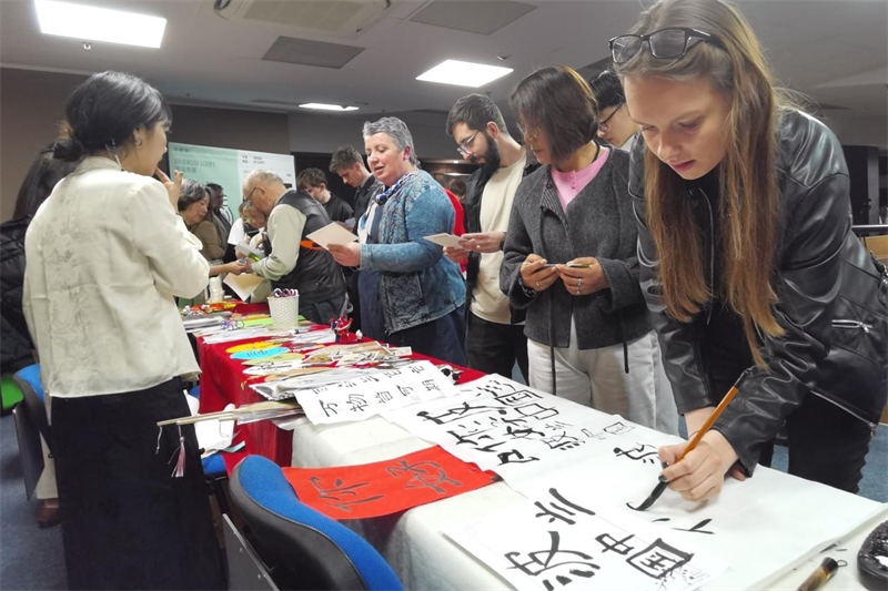 現(xiàn)場(chǎng)來賓體驗(yàn)中國(guó)傳統(tǒng)文化。中國(guó)駐波蘭大使館供圖。