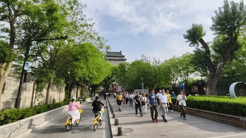 外國(guó)游客游覽北京鼓樓。人民網(wǎng)記者 李楠樺攝