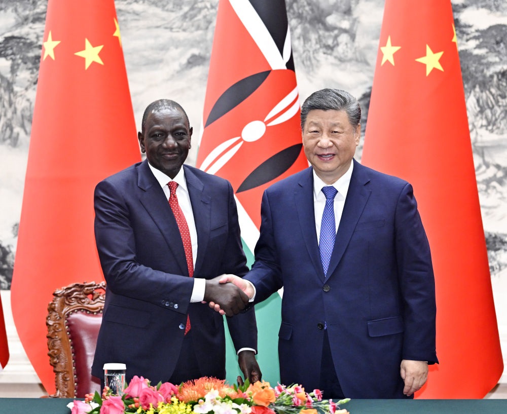 4月24日上午，國家主席習(xí)近平在北京人民大會(huì)堂同來華進(jìn)行國事訪問的肯尼亞總統(tǒng)魯托舉行會(huì)談。這是習(xí)近平同魯托握手。新華社記者 岳月偉 攝