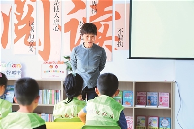 田桂月帶領(lǐng)孩子共讀繪本《點(diǎn)》。李澤罡攝