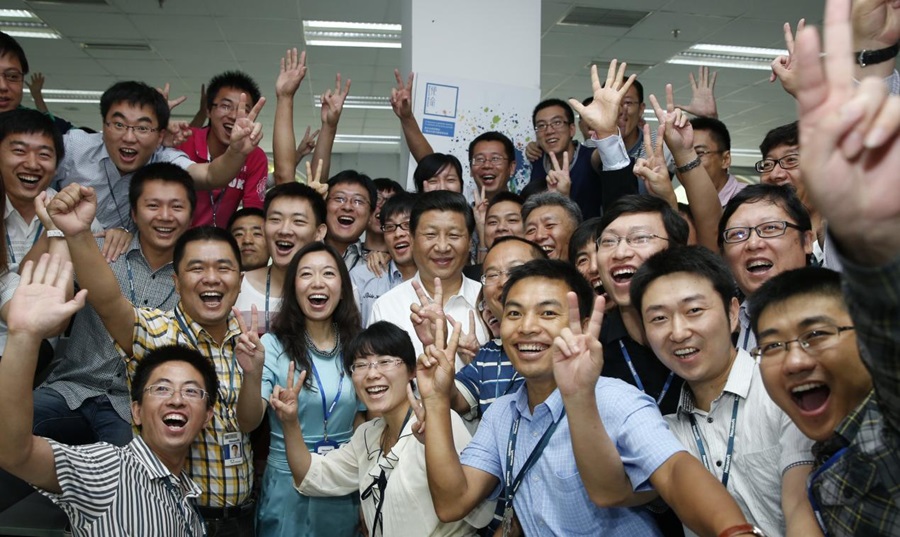 2013年8月29日，習(xí)近平總書(shū)記在東軟集團(tuán)（大連）有限公司同年輕員工親切合影。新華社記者 鞠鵬 攝