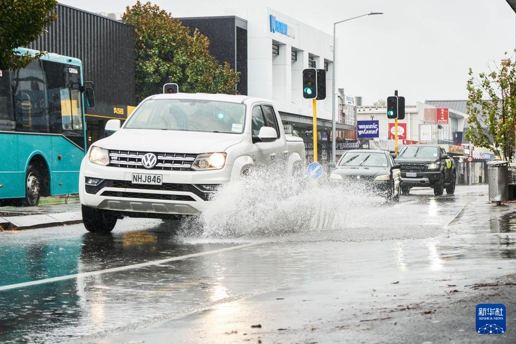5月1日，汽車行駛在新西蘭南島城市克賴斯特徹奇的街頭。新華社發(fā)（陳思雨蒙 攝）