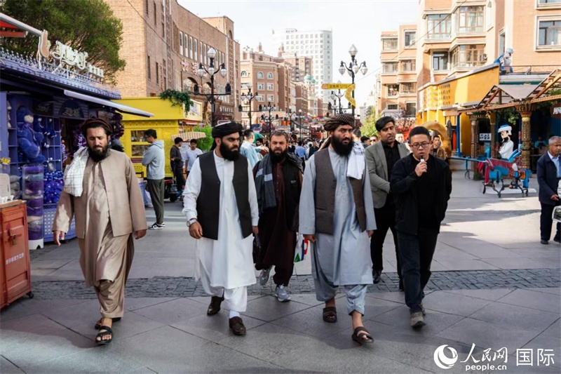 代表團在新疆國際大巴扎參觀。人民網(wǎng)記者 章凱風(fēng)攝