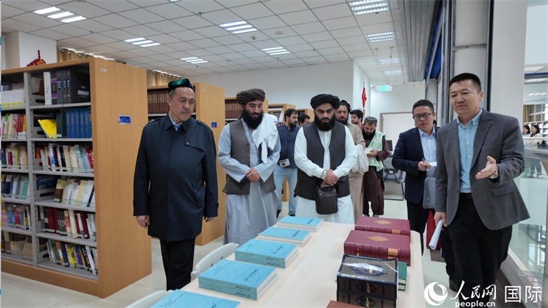 代表團在新疆伊斯蘭教經(jīng)學(xué)院圖書館參觀。人民網(wǎng)記者 章凱風(fēng)攝