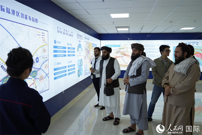 代表團在烏魯木齊國際陸港區(qū)參觀。人民網(wǎng)記者 章凱風(fēng)攝