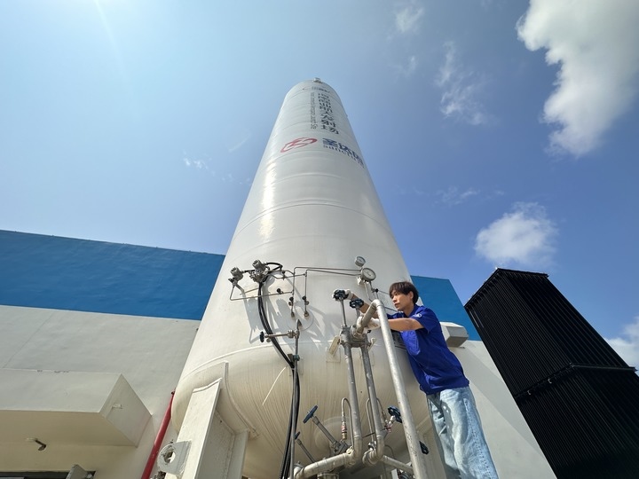 陳恩偉在海南商業(yè)航天發(fā)射場技術(shù)區(qū)罐區(qū)進行液氮轉(zhuǎn)注前準(zhǔn)備。新華社記者 陳凱姿 攝