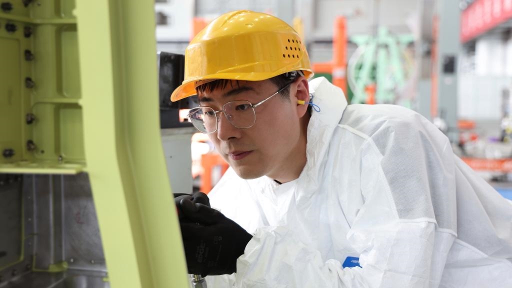 在中國航空工業(yè)集團成飛車間內(nèi)，飛機鉚裝鉗工首席操作技師馮攀龍正在工作。（新華社發(fā)）