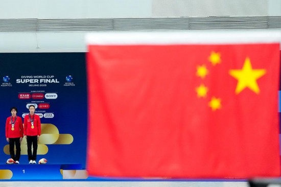 5月2日，獲得2025年跳水世界杯總決賽女子雙人10米臺(tái)冠軍的中國(guó)組合陳芋汐（右）/全紅嬋在頒獎(jiǎng)儀式上。新華社記者 鞠煥宗 攝