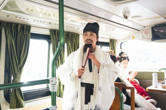 身著古裝的“伴游”在“長安尋夢”主題觀光車上為游客講解。（受訪者供圖）