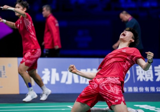 5月3日，中國隊組合馮彥哲（右）/黃東萍在半決賽混雙比賽后慶祝。新華社記者 孫非 攝