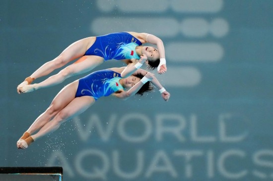 5月2日，陳芋汐（上）/全紅嬋在比賽中。新華社記者 鞠煥宗 攝