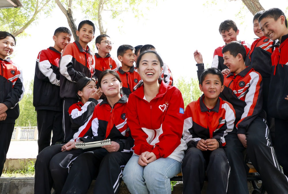 4月23日，在新疆克州阿圖什市哈拉峻鄉(xiāng)謝依特小學(xué)，支教教師高淑賢和學(xué)生們?cè)谝黄稹? width=