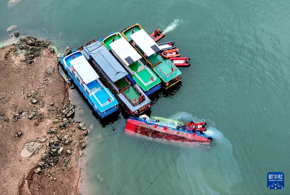 5月5日，救援人員在對傾覆船只進(jìn)行搜救（無人機(jī)照片）。新華社記者 劉續(xù) 攝
