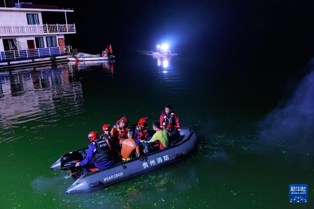 5月5日，救援人員在進(jìn)行搜救。新華社記者 劉續(xù) 攝