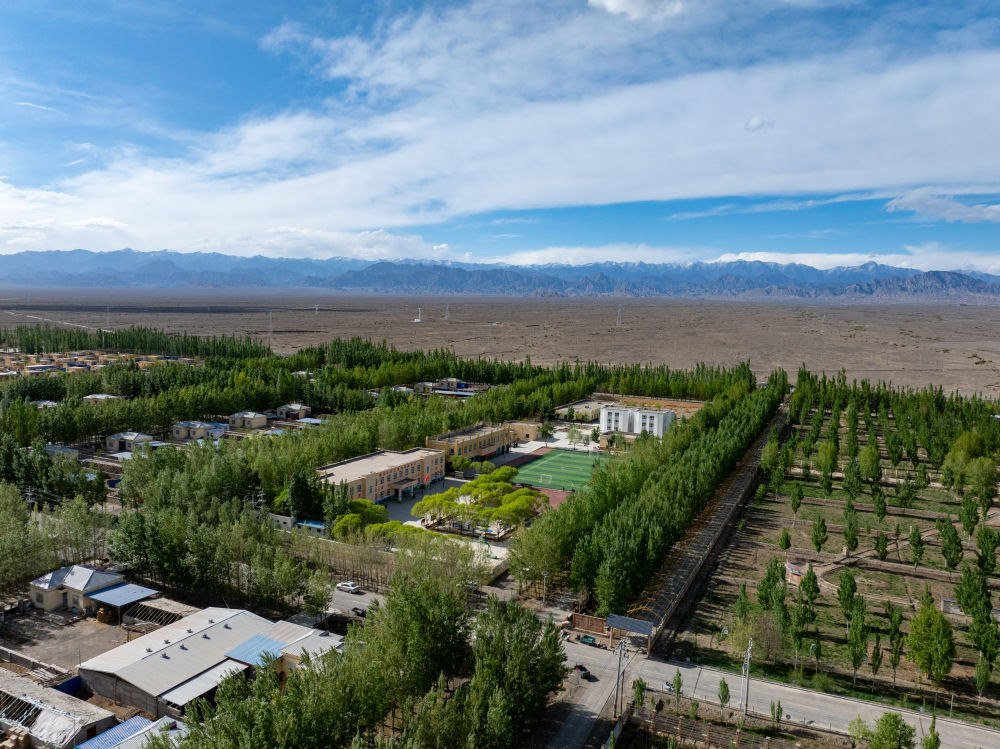 這是4月23日在新疆克州阿圖什市哈拉峻鄉(xiāng)拍攝的謝依特小學(xué)（無(wú)人機(jī)照片）。