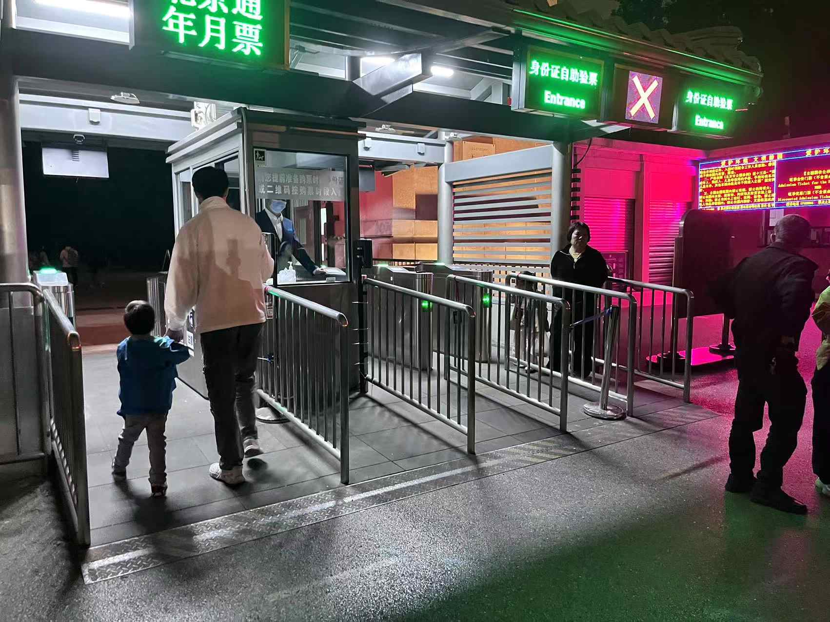 北京天壇公園延長開放時(shí)間，游客進(jìn)入游覽。人民網(wǎng)記者 李楠樺攝