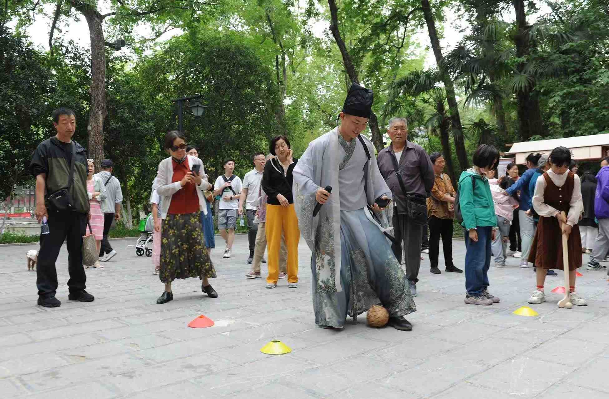 2025年5月3日，安徽省合肥市包公園景區(qū)，游客正在參與“蹴鞠”體育活動。（圖片來源：視覺中國）