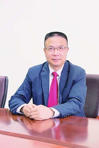 徐飛 教授、博士生導(dǎo)師。歷任上海交通大學(xué)副校長(zhǎng)、西南交通大學(xué)校長(zhǎng)、上海財(cái)經(jīng)大學(xué)常務(wù)副校長(zhǎng)，現(xiàn)任福耀科技大學(xué)常務(wù)副校長(zhǎng)。國(guó)務(wù)院政府特殊津貼專家。先后兼任中國(guó)鐵道學(xué)會(huì)副理事長(zhǎng)，中國(guó)管理學(xué)會(huì)組織與戰(zhàn)略專業(yè)委員會(huì)副主任，教育部高等學(xué)校創(chuàng)新創(chuàng)業(yè)教育指導(dǎo)委員會(huì)副主任，中國(guó)高等教育學(xué)會(huì)創(chuàng)新創(chuàng)業(yè)教育分會(huì)理事長(zhǎng)，中國(guó)高質(zhì)量MBA教育認(rèn)證（CAMEA）工作委員會(huì)副主任，中國(guó)職業(yè)技術(shù)教育學(xué)會(huì)副會(huì)長(zhǎng)等。主要研究領(lǐng)域?yàn)閼?zhàn)略管理、競(jìng)爭(zhēng)戰(zhàn)略與博弈論、創(chuàng)新創(chuàng)業(yè)、跨文化戰(zhàn)略領(lǐng)導(dǎo)力等。出版著作20余部。