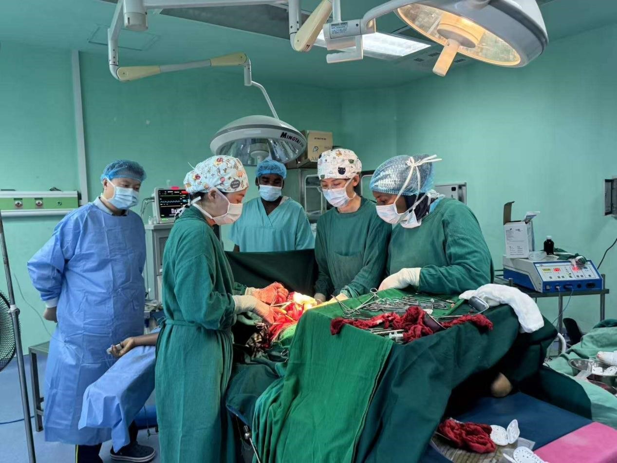 中國醫(yī)療隊(duì)專家與當(dāng)?shù)蒯t(yī)生協(xié)同手術(shù)。中國援桑醫(yī)療隊(duì)供圖
