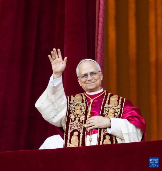 5月8日，在梵蒂岡城，來自美國(guó)的樞機(jī)主教羅伯特·普雷沃斯特當(dāng)選新一任天主教羅馬教皇后向民眾致意。新華社記者 李京 攝