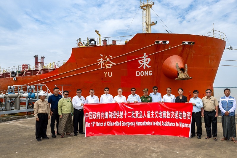 中國(guó)駐緬大使館歐陽(yáng)道冰參贊、仰光省首席部長(zhǎng)梭登及緬有關(guān)部門官員出席交接儀式。人民網(wǎng)記者 謝佳君攝