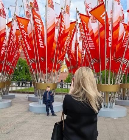 當(dāng)?shù)貢r(shí)間5月7日下午，莫斯科紅場(chǎng)外，紀(jì)念蘇聯(lián)偉大衛(wèi)國(guó)戰(zhàn)爭(zhēng)勝利80周年慶典旗幟飄揚(yáng)。