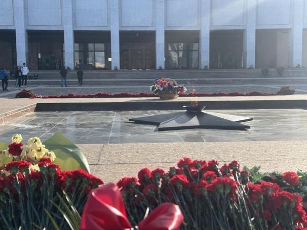 當(dāng)?shù)貢r(shí)間5月6日下午，莫斯科勝利廣場(chǎng)上的長(zhǎng)明火兩旁放滿(mǎn)鮮花。