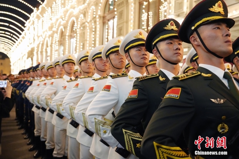 當(dāng)?shù)貢r(shí)間5月3日晚，俄羅斯首都莫斯科，俄羅斯紀(jì)念衛(wèi)國(guó)戰(zhàn)爭(zhēng)勝利80周年閱兵式第二次彩排，中國(guó)人民解放軍儀仗司禮大隊(duì)震撼亮相，受到華僑華人、留學(xué)生和當(dāng)?shù)孛癖姛崃覛g迎。中新社記者 田冰 攝