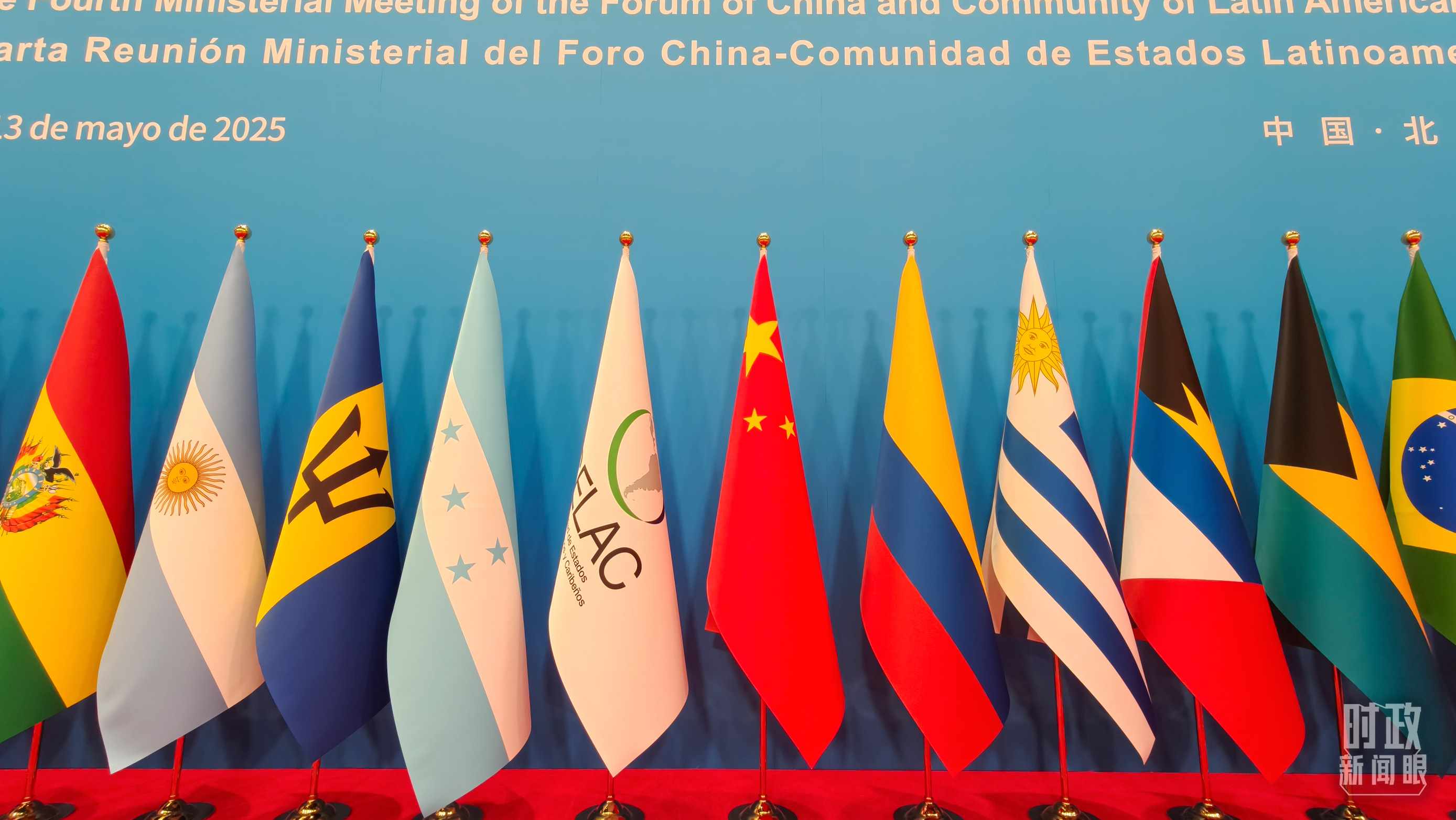 開幕式現(xiàn)場(chǎng)的旗陣。（總臺(tái)央視記者陸泓宇拍攝）