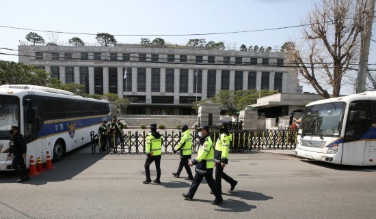 4月3日，在韓國首爾，警察在韓國憲法法院前執(zhí)勤。新華社記者姚琪琳攝