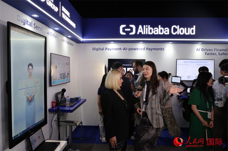 當(dāng)?shù)孛襟w在2025迪拜金融科技峰會的一家中資企業(yè)展廳采訪，張志文攝