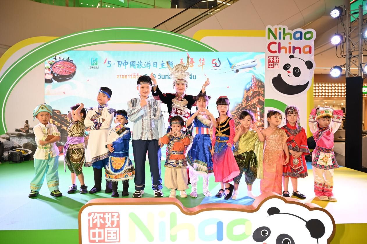 開幕式上，中泰小朋友服飾秀表演。主辦方供圖