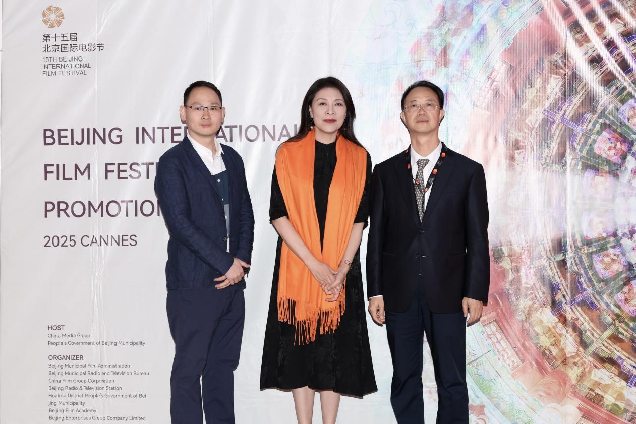 余俊生（右一）與《走走停?！穼?dǎo)演龍飛（左一）、演員岳紅（左二）合影。主辦方供圖