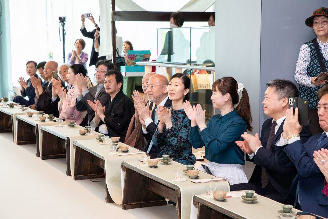 中日兩國(guó)文旅界、各茶道流派嘉賓出席開幕式。中國(guó)駐大阪旅游辦事處供圖