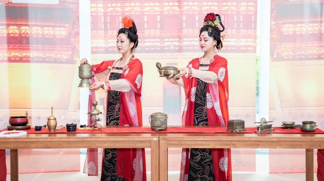 法門寺地宮出土文物一比一復(fù)刻的宮廷茶器。中國(guó)駐大阪旅游辦事處供圖