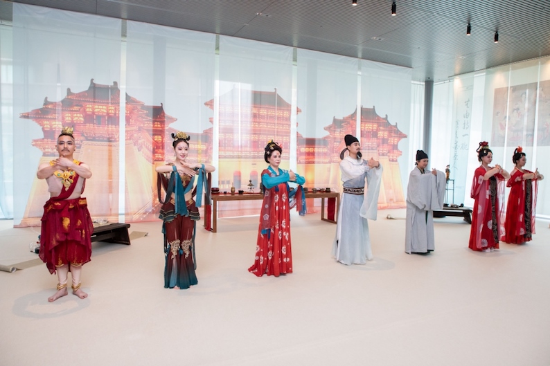 眾人行唐代插手禮。中國(guó)駐大阪旅游辦事處供圖