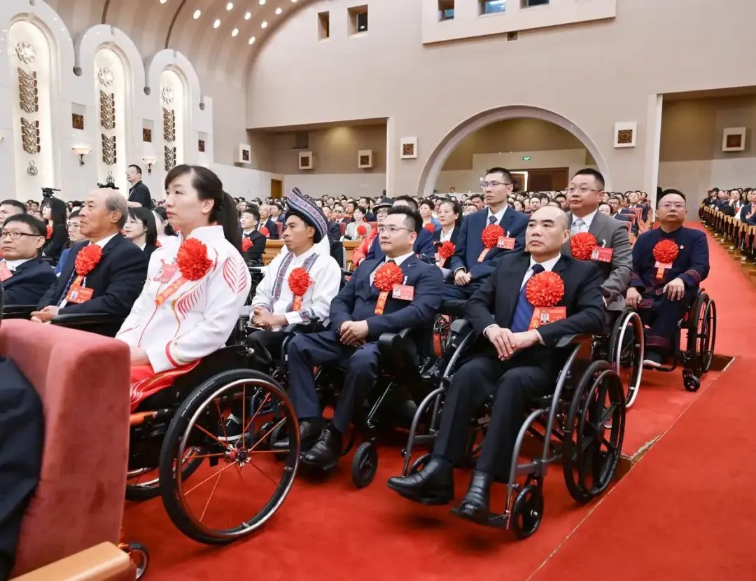 2025年5月16日，第七次全國(guó)自強(qiáng)模范暨助殘先進(jìn)表彰大會(huì)在北京召開(kāi)。大會(huì)表彰了200名“全國(guó)自強(qiáng)模范”、200個(gè)“全國(guó)殘疾人工作先進(jìn)集體”和60名“全國(guó)殘疾人工作先進(jìn)個(gè)人”。