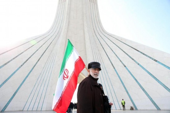 2月10日，在伊朗首都德黑蘭阿扎迪廣場(chǎng)，民眾參加紀(jì)念伊朗伊斯蘭革命勝利46周年集會(huì)。新華社記者沙達(dá)提攝