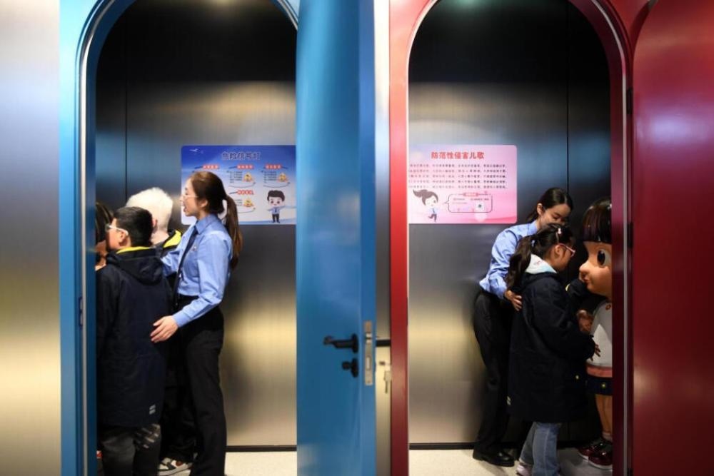 2025年4月2日，殘障兒童在無(wú)障礙青少年法治教育基地體驗(yàn)。