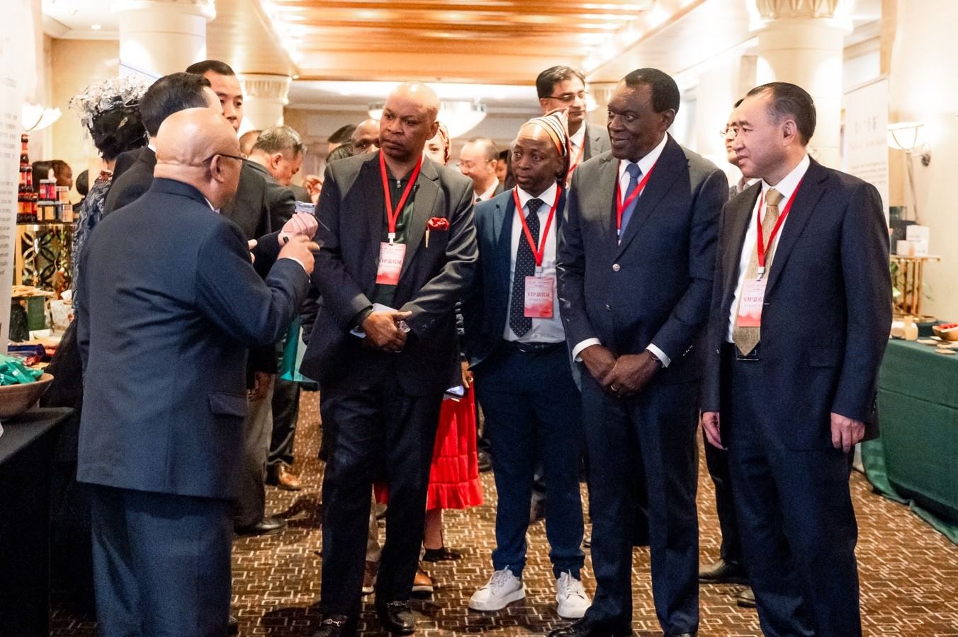 與會(huì)嘉賓走訪展臺(tái)。南非貴州商會(huì)供圖