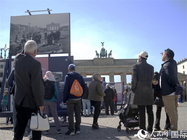 圖為勃蘭登堡門前，市民們在參觀歷史圖片展。人民網(wǎng) 肖晶攝
