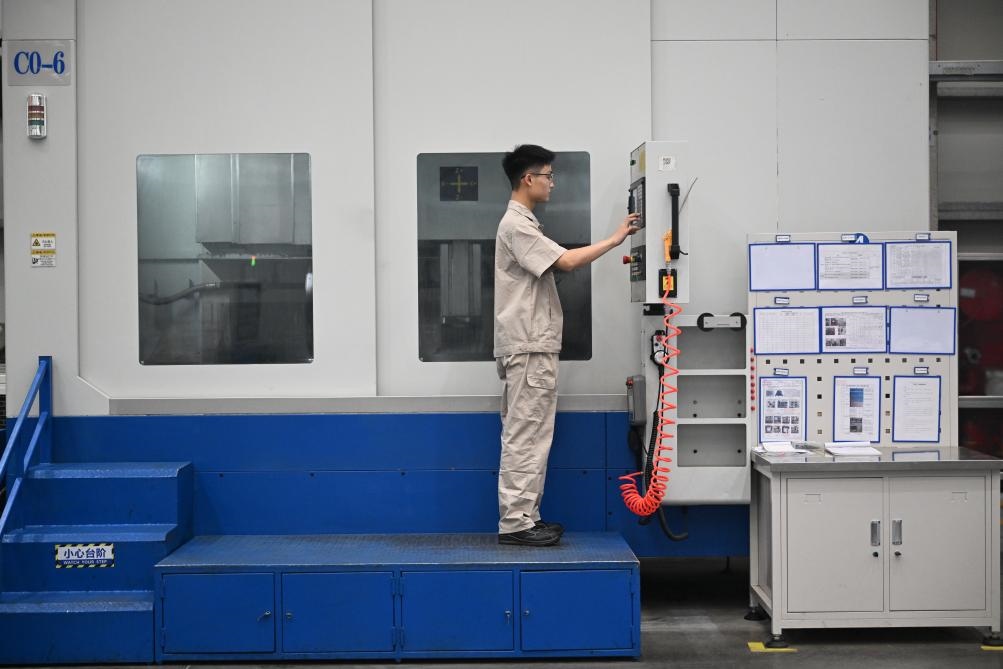 近日，工人在洛陽軸承集團(tuán)股份有限公司的智能生產(chǎn)線上作業(yè)。新華社記者 李嘉南 攝