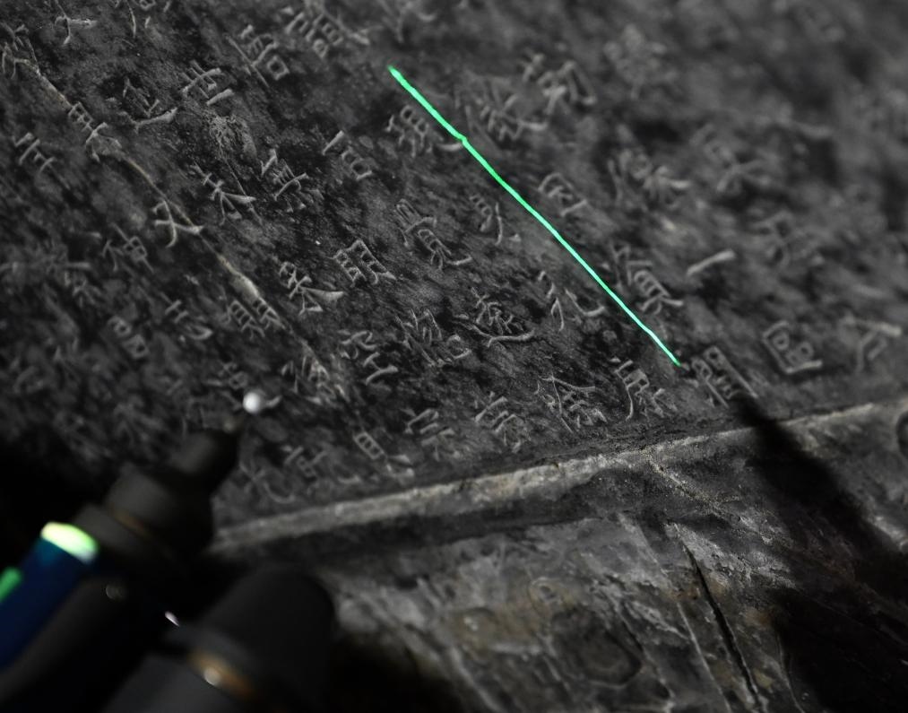 2025年4月9日，龍門石窟研究院工作人員在古陽洞使用關節(jié)臂掃描儀對《龍門二十品》之一進行數(shù)字化掃描。新華社記者 李嘉南 攝