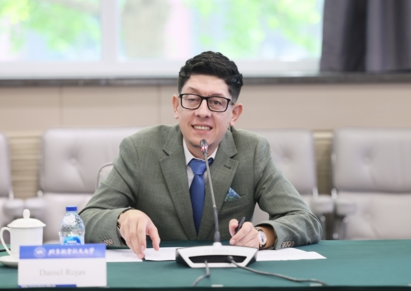 哥倫比亞教育部長(zhǎng)丹尼爾?羅哈斯一行訪問(wèn)北京航空航天大學(xué)。北航供圖