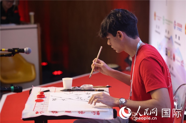 2025年“漢語橋”巴西賽區(qū)決賽的“才藝展示”環(huán)節(jié)，一名參賽者正在繪畫。人民網(wǎng)記者 時元皓攝