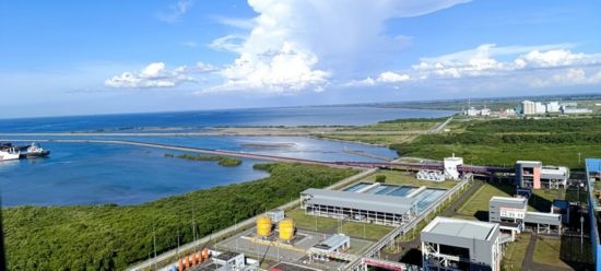 這是5月18日拍攝的紅樹林環(huán)繞的爪哇7號燃煤電站。記者 曹凱 攝